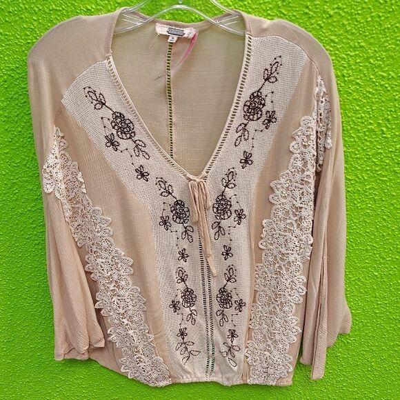 Gimmicks by BKE Beige Floral Lace Top - Picture 1 of 3